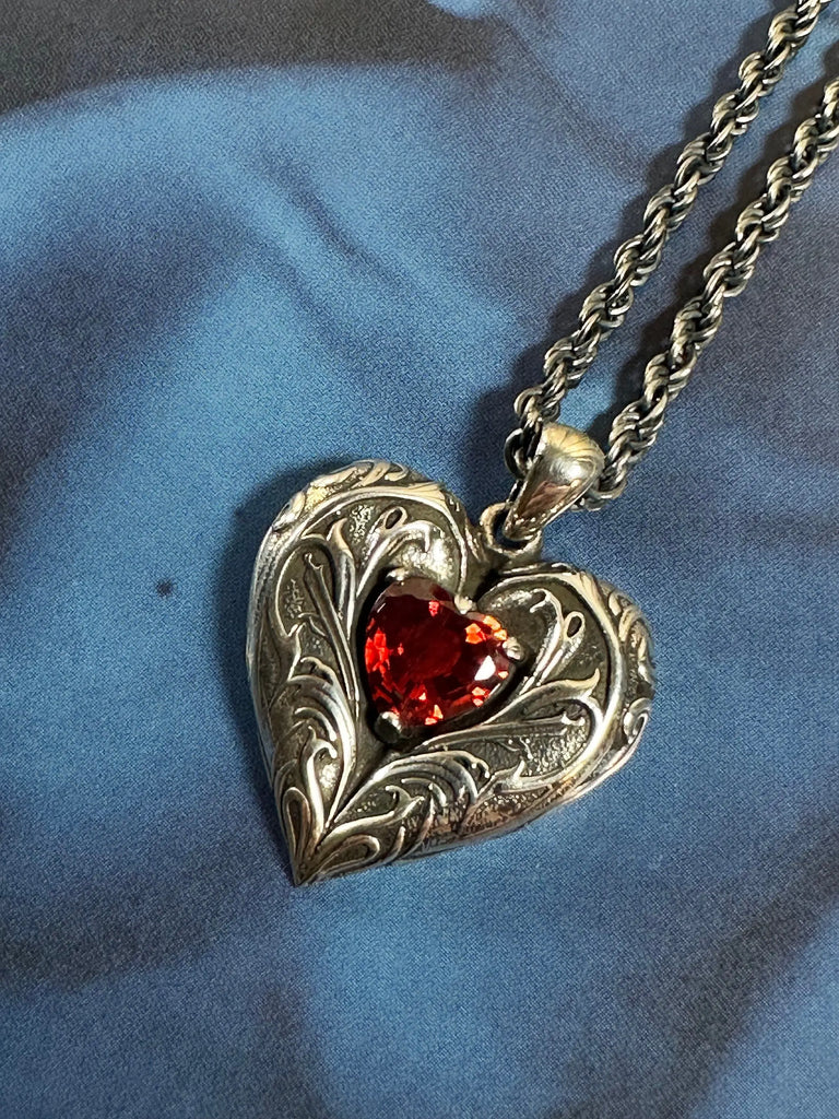 ARTISTIC RED HEART Necklace with Rope Chain